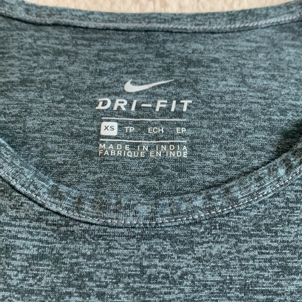 Nike XS Heathered Gray & Black Tank Top EUC Workout - Picture 5 of 8